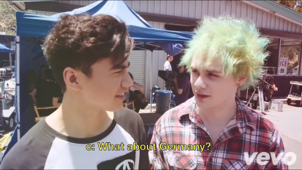 5SOSAsParksNRec's tweet photo. http://t.co/jeRYzaNlm0