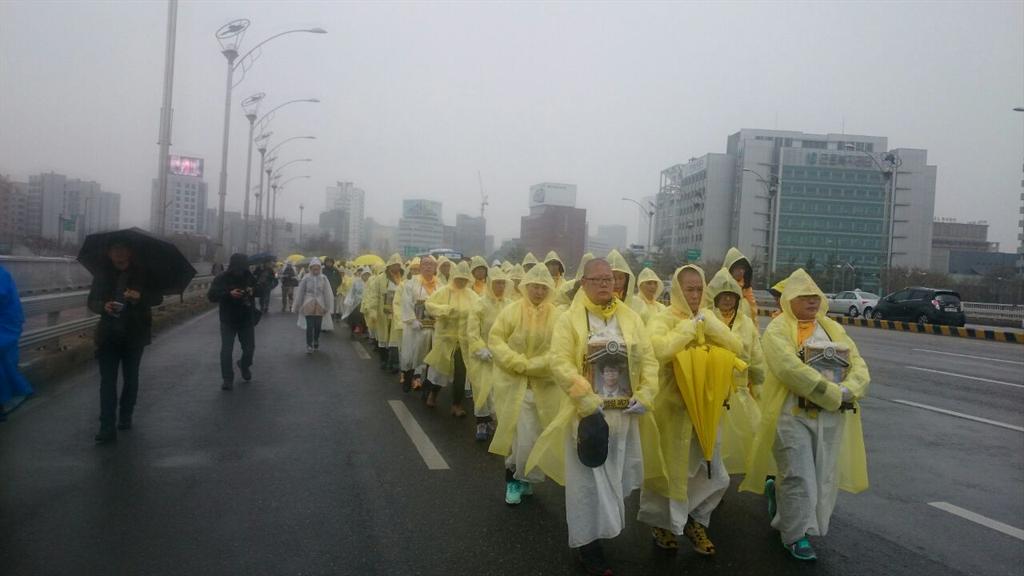 #세월호 #영정도보행진
비가 점점 많이 옵니다.
천여명의 사람들이 함께 걷고 있습니다.

후원으로 힘을 보태주세요.
도보행진 및 1주기 공식후원계좌 우리은행1005-302-703452 (4월16일의약속국민연대)