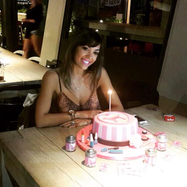 floppytesouro's tweet photo. Divina mi torta by @Tortas_Art #VictoriaSecret chocolates y confites, rica como siempre😉👏💗🎂 en @jbgbuenosaires http://t.co/C0UxYAhCTt