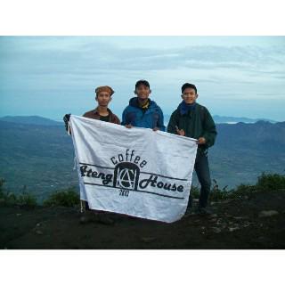 Berkibar di atap Garut @umam_cs @rizqys_ <a href="/iqbalon1/">iqbalon</a> tetap seimbang #4ch