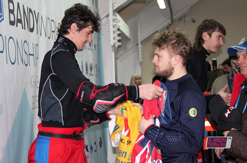 После финального матча чемпионата мира Сергей Ломанов и Кристофер Эдлунд обменялись игровыми свитерами #bandyvm2015