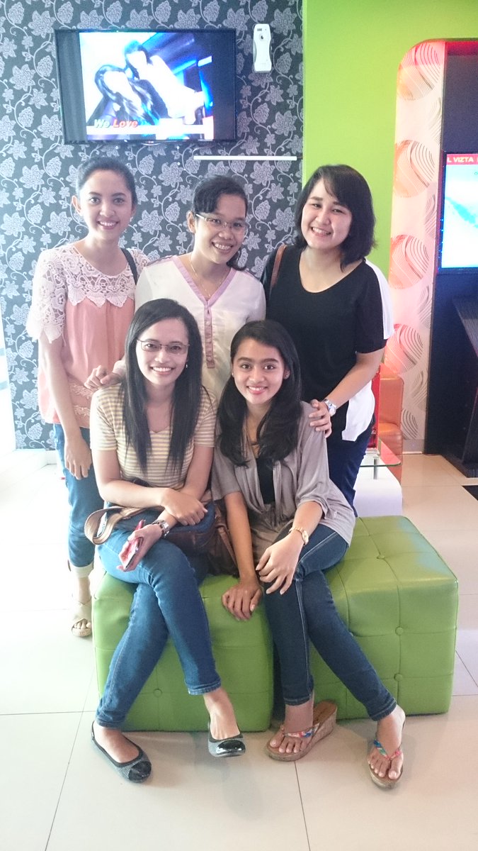 MelatiSekarr's tweet photo. happy singing 🎤🎶 @inul_thepark  with bff @dienysetyowati @devidevadevul @Furiii @asyalalalala @DessiPaull http://t.co/RFuMJ0OAUW