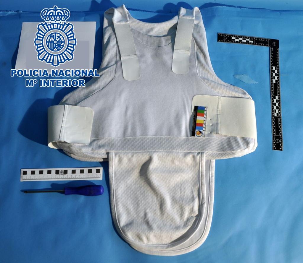 MahoneiFP's tweet photo. De nuevo policía salva la vida gracias al chaleco balístico. Esta vez le intentaron clavar un destornillador 3 veces. http://t.co/B4aqjKHkg7