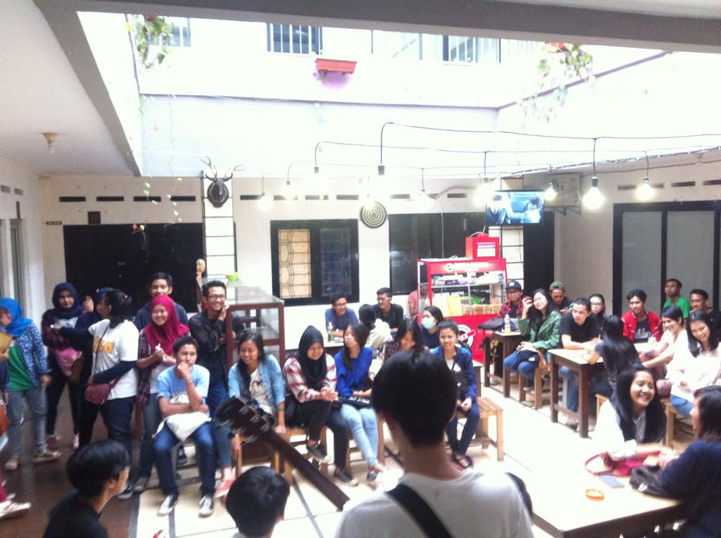 IKajohanan's tweet photo. Pengen ikut merapat -_ @HoolabalangBDG: udah rame nih.. merapat yuks ke @HORASHOOP store http://t.co/9rhjoZVm4d"