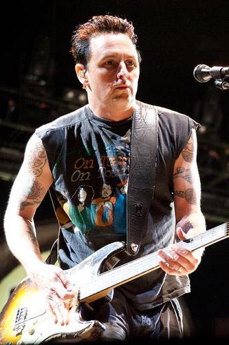 Mike McCready great guitarrist of turns today 49. Happy Birthday Mike! 
