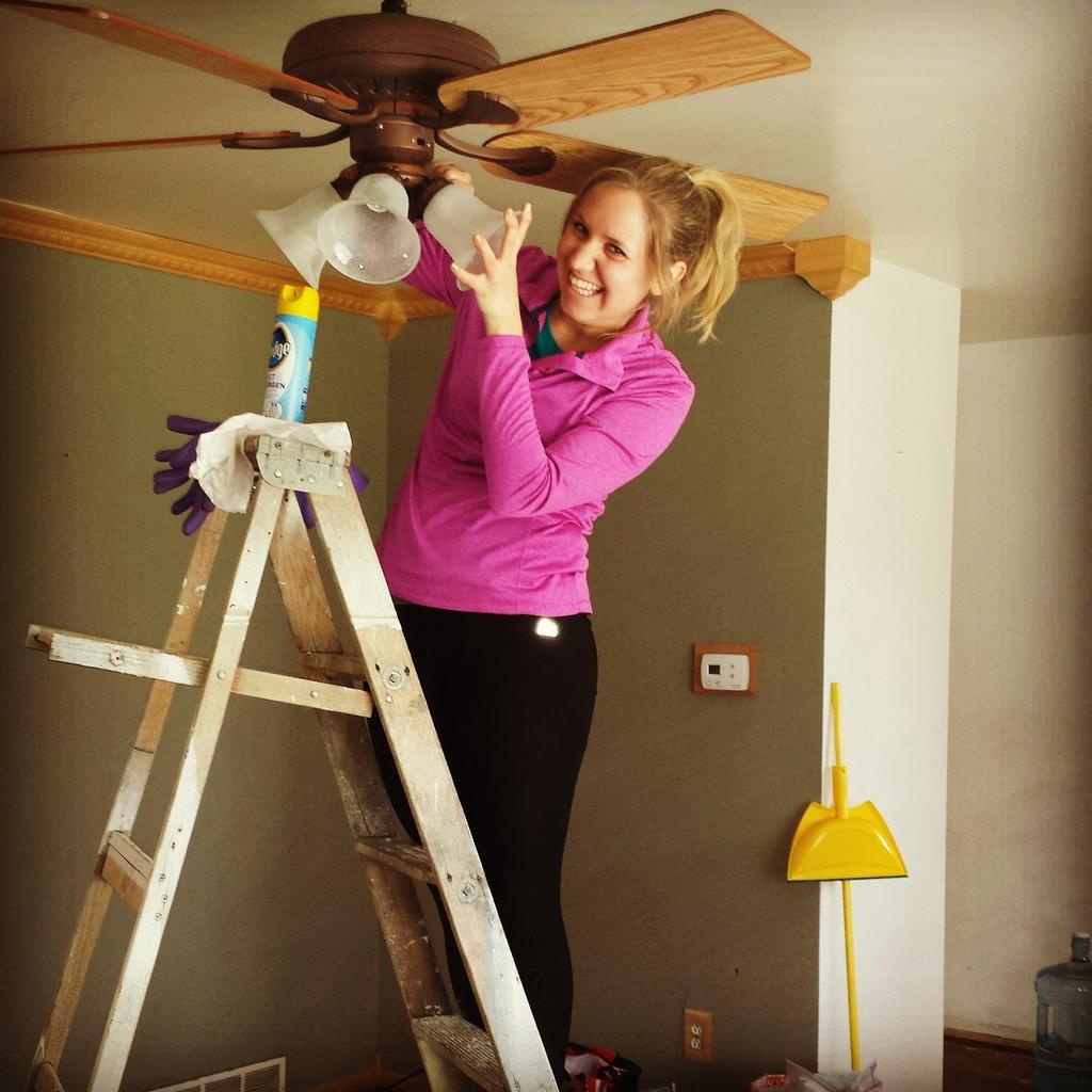 cleaningmiracle's tweet photo. Beautiful, Brave Fairy on the ladder 💖 Dust bunnies better run! #rentalcleanup  #lovemyfairies #entrepeneur http://t.co/v7HTgsvTOZ