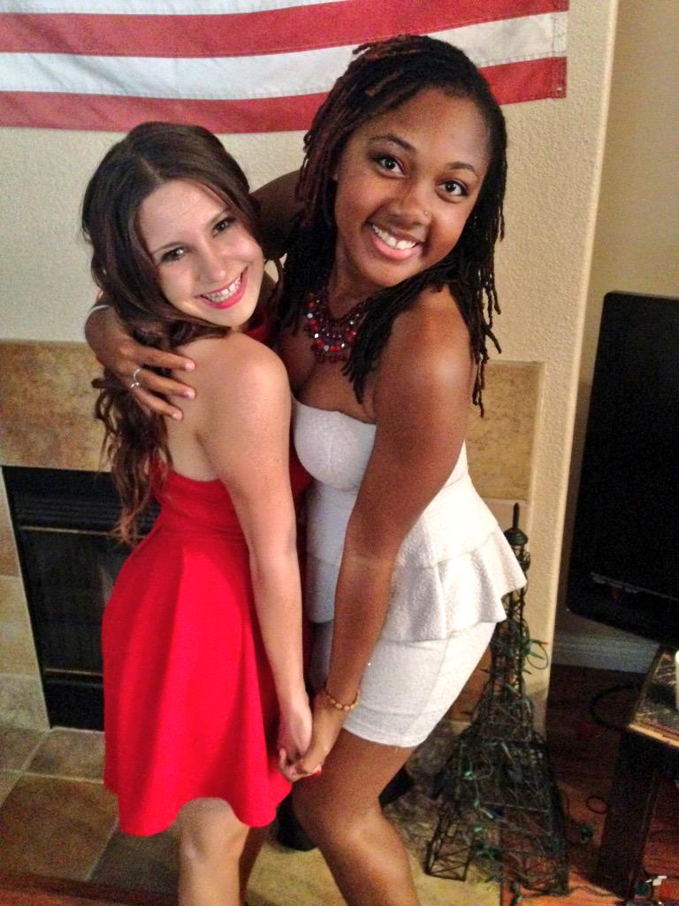 OoohTay's tweet photo. I just love @danielle_daries so much😍 #formalfun http://t.co/VnsgokvDc1