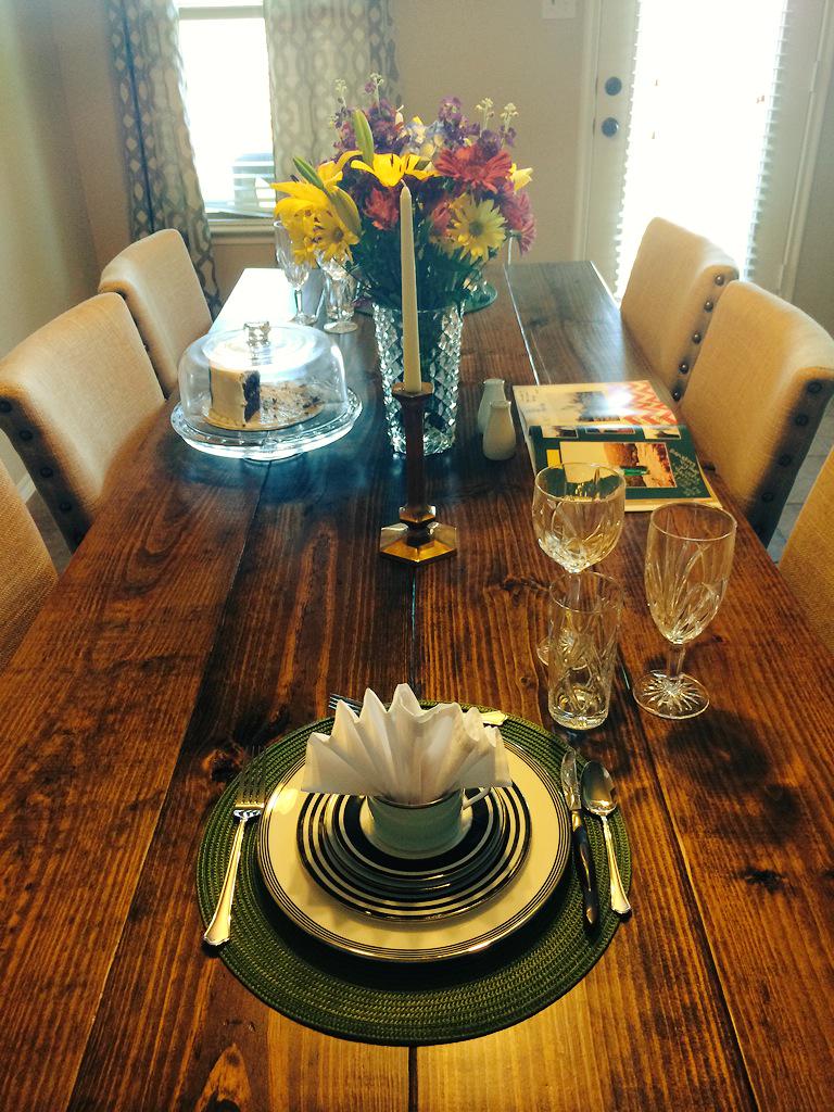 WDWSthrnBelle's tweet photo. 💐🍴Table set for a romantic dinner in💏🎂 #MoreAnniversaryCake #WifeyTips #CanYouFeelTheLoveTonight💕😊 http://t.co/X83Tzmuchh