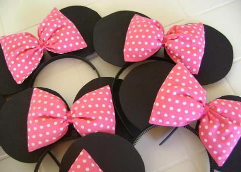 SheiPxnd_xx's tweet photo. - se para en la entrada con @RachelGS_RBL a repartir las tiaras de minnie -
#3RBL http://t.co/xY11sAwvVq