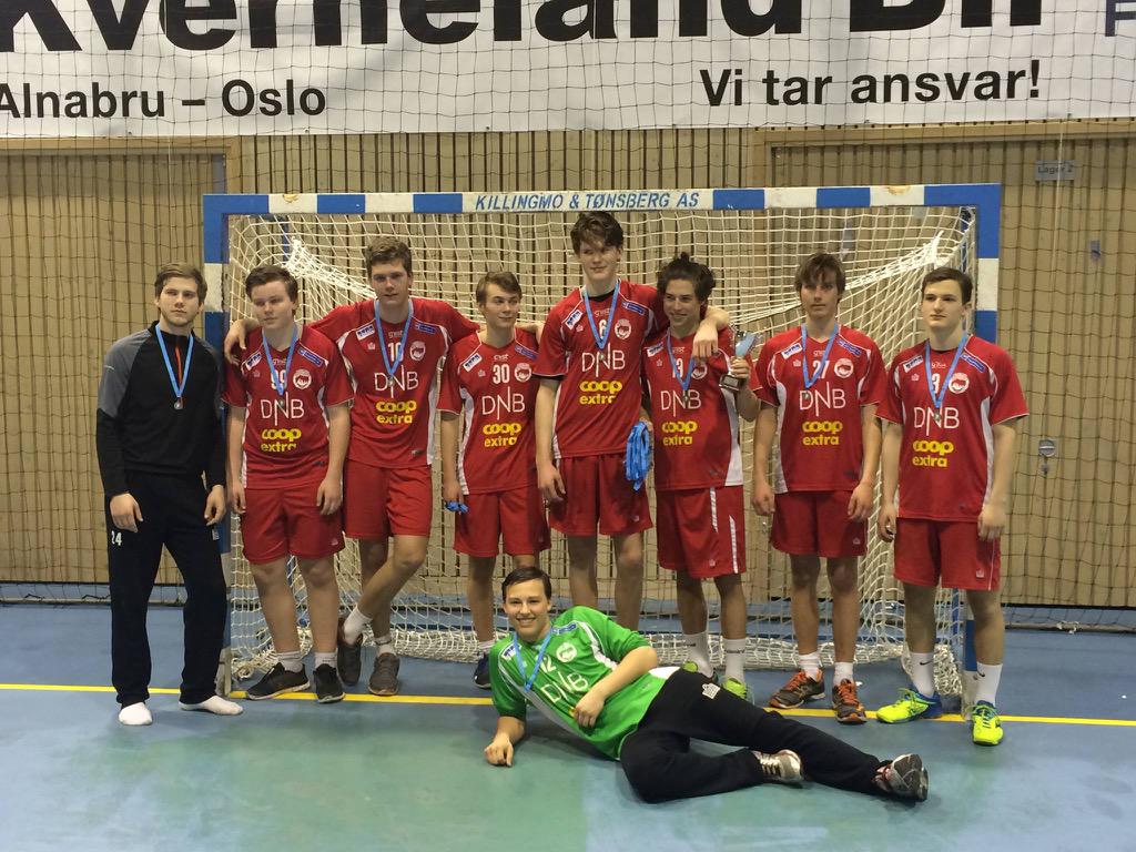 Haslum98's tweet photo. Sølvguttene i nivå 2! #håndball #OppsalArena #Sluttspill http://t.co/vnuyOKMkhu