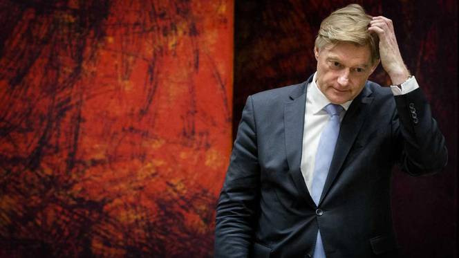 volkskrant's tweet photo. Steeds minder vertrouwen in Van Rijn om PGB-chaos http://t.co/Fh1M0vTDfr http://t.co/Uv63WmuHXK