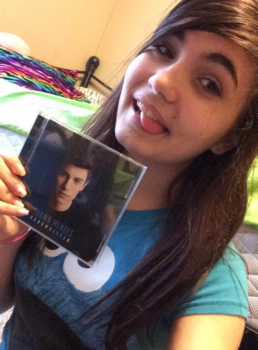ShawnMendes's tweet photo. Head to a store for #HandwrittenBuyoutsDay6 today &amp; tweet me photos ! Followin a bunch of u now ! http://t.co/Fn5Rc0k6QS