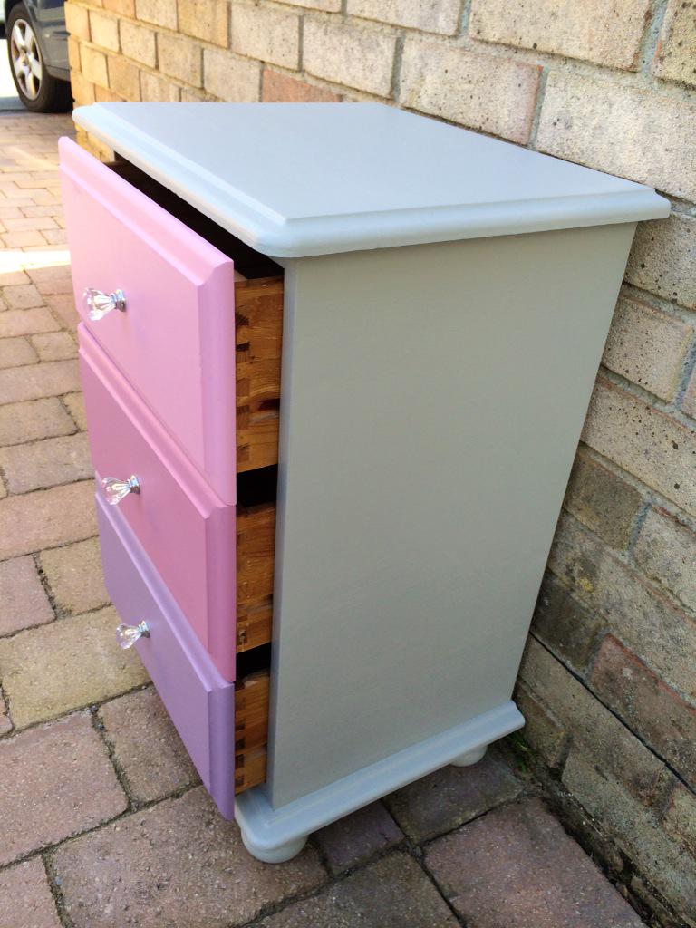 ReesPieces86's tweet photo. Finished this little cutie today too! #girlystuff #bedside #upcycled #prettypink http://t.co/ECRl8WB9m8