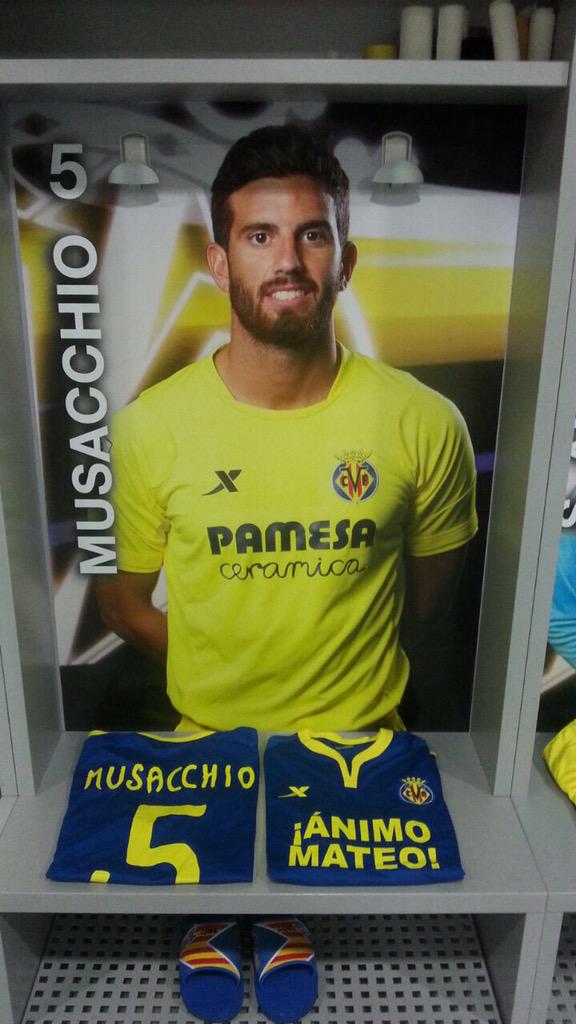 partidazocope's tweet photo. Gran gesto de los jugadores del @VillarrealCF con su compañero @MateoMusacchio5 #VILCOR http://t.co/IXsORQH0Ot