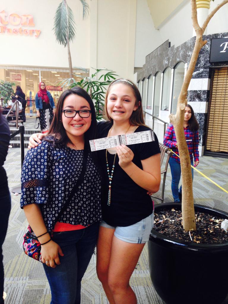 kikiichurchill's tweet photo. I am so Happy to give you my extra tickets Katelyn 💗 have fun at the concert @ShawnMendes #ShawnAccessPass love you! http://t.co/4hl8bMpSWf