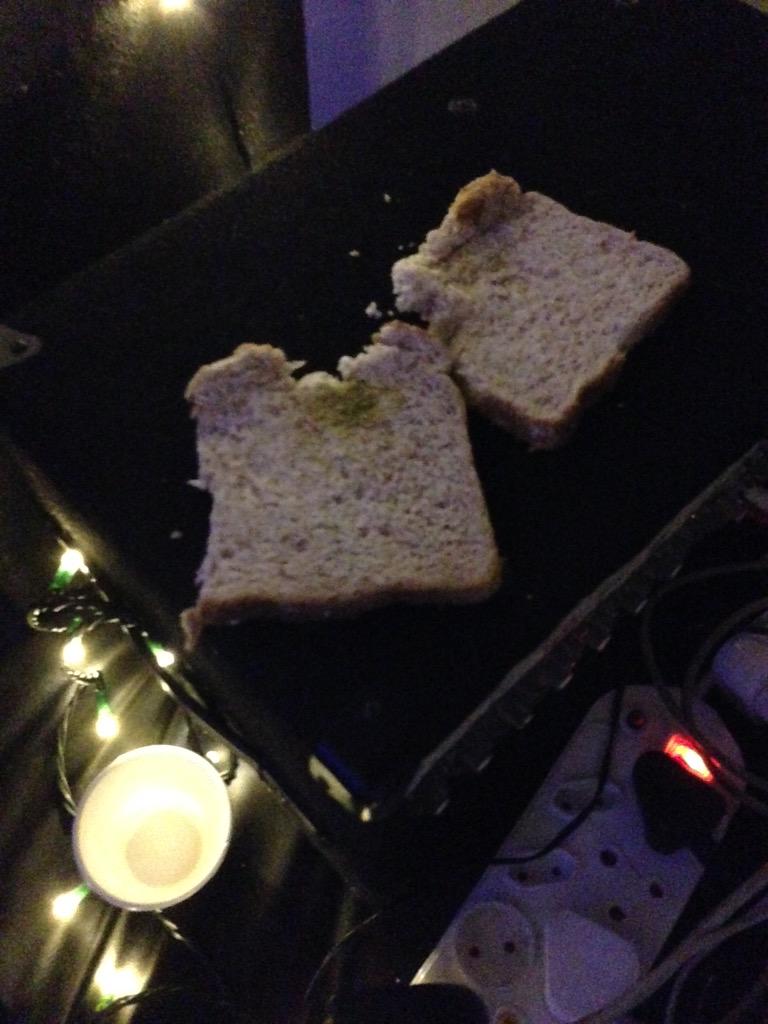 Bread fought back last during <a href="/thorrixon/">Thor Rixon</a> 's set at #gardenturnip last night. Sneaky fuk.