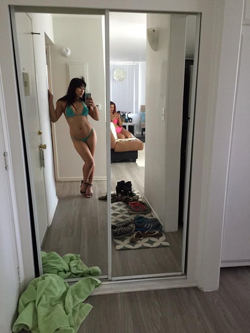 Chilling with @DaisyDucati http://t.co/qmz0EQ5jww<a class="tags" href="/tag/daisyducati">@daisyducati</a><a href="/tag/newprofilepic"class="tags"><span>#newprofilepic</span></a><a href="/tag/feelingprincely"class="tags"><span>#feelingprincely</span></a>