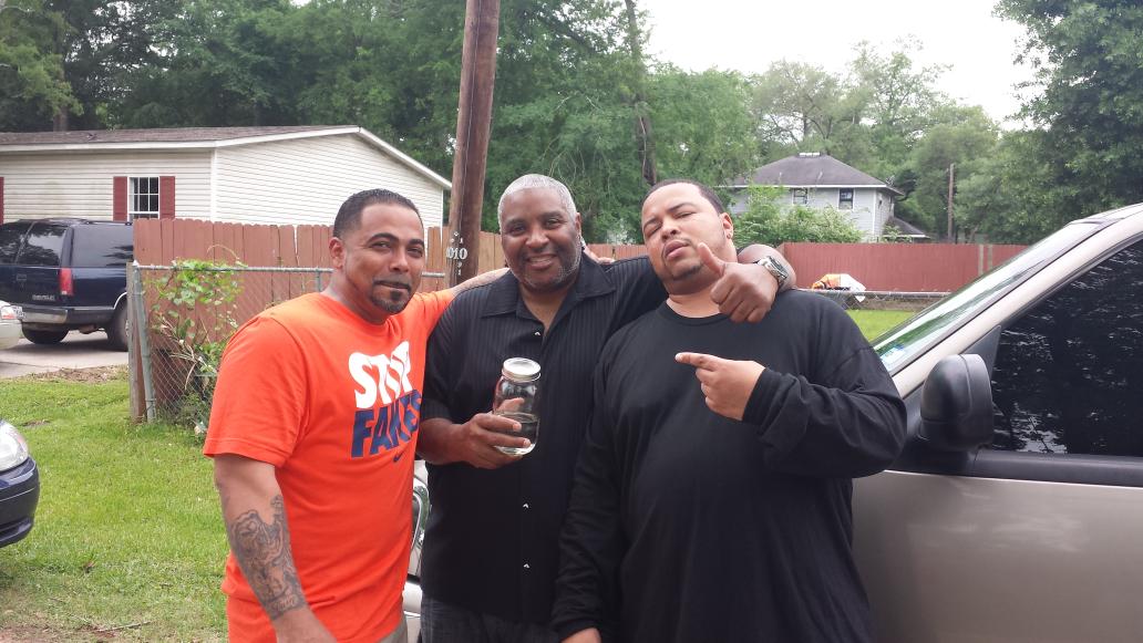 ADProblemSolver's tweet photo. Chillin with my fam #FatSlim & #TA #ALREADY #RipAuntJohnnieMae #KingdomBizv#BadBoyzBarberShop #RT @ProblemSolverTV http://t.co/a1QsSf5MtC