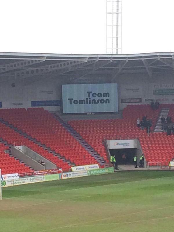 pIatinumalbums's tweet photo. SO THIS IS THE STADIUM SIGN FOR LOUIS

OMG IM SO PROUD OKEYY

#ProudOfLouis http://t.co/T08G8CslFp