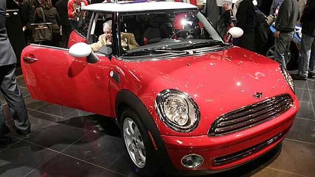 WLWT's tweet image. BMW recalls 91,000 Mini Coopers bit.ly/1OZAXWo
