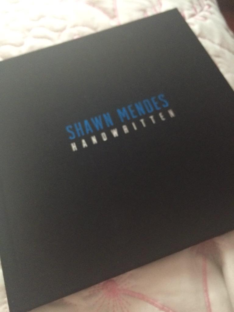 kellylorenaa's tweet photo. I'm so happy with my #Handwitten book ! It's awesome! #HandwrittenBuyoutsDay6 @ShawnMendes @ShawnMendes http://t.co/7B45CNKxtn