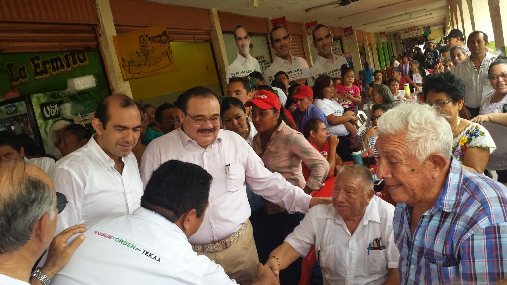 AnaMaria_SolisV's tweet photo. Cuando #LosMejoresHombresTrabajan los yucatecos salimos a responde #OrgulloDoble @FelipeCervera @jc_ramirezmarin http://t.co/OiUuzQRi74