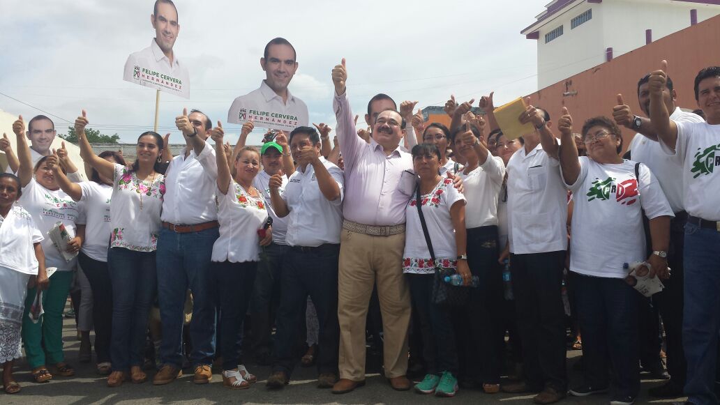 AnaMaria_SolisV's tweet photo. Cuando #LosMejoresHombresTrabajan los yucatecos salimos a responde #OrgulloDoble @FelipeCervera @jc_ramirezmarin http://t.co/OiUuzQRi74