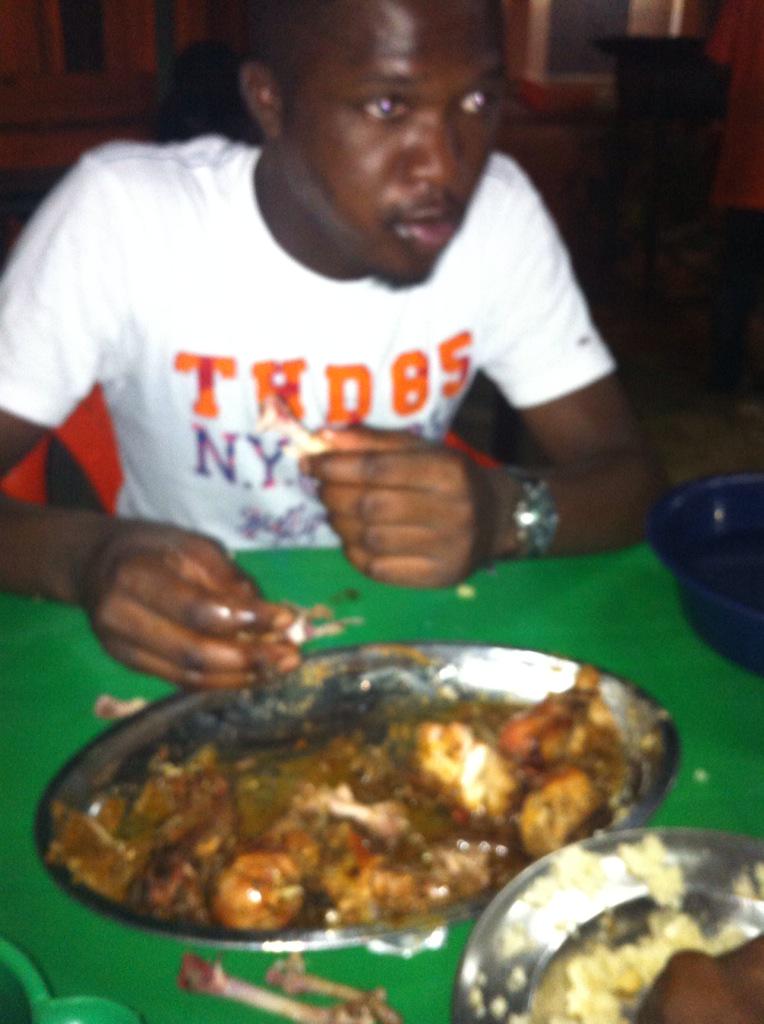 Sosthy33's tweet photo. Du Bon pOulet en barbecue...made in Cote D'ivoire!! Je vous invite à Abidjan http://t.co/AWiuyAYuk2