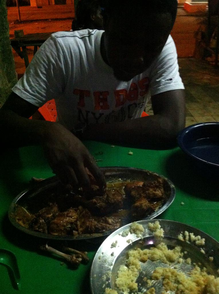 Sosthy33's tweet photo. Du Bon pOulet en barbecue...made in Cote D'ivoire!! Je vous invite à Abidjan http://t.co/AWiuyAYuk2