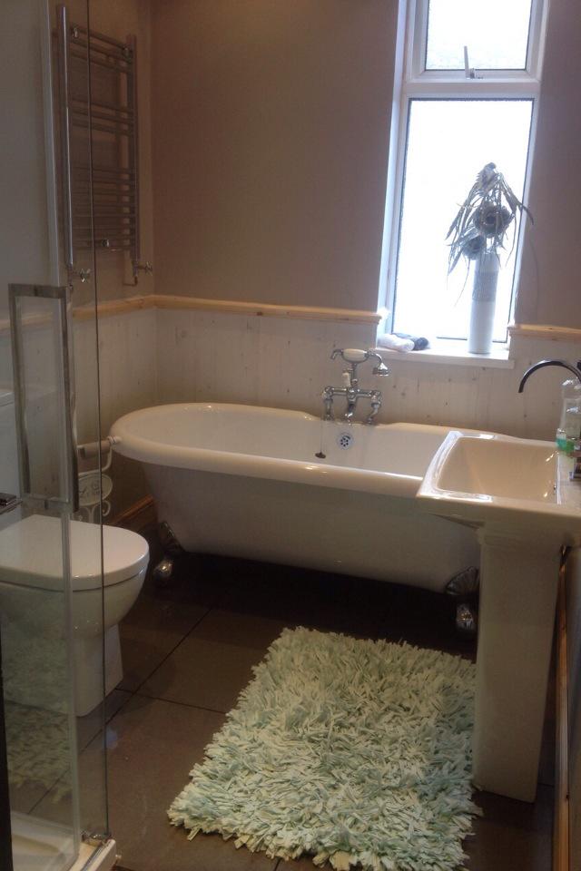 redlinedevelop1's tweet photo. #Bathroom Rip out: Bad damp on Joists/Walls/Floor fixed,
New Tiling, Plaster, New Suite in 👍..
http://t.co/gf9OeH0CKa http://t.co/FvqsbJeKnw