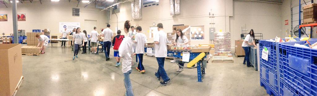 ClevelandJserve's tweet photo. Volunteering @clefoodbank with #JServe2015 @BBYOInsider http://t.co/93EbtWvZcQ