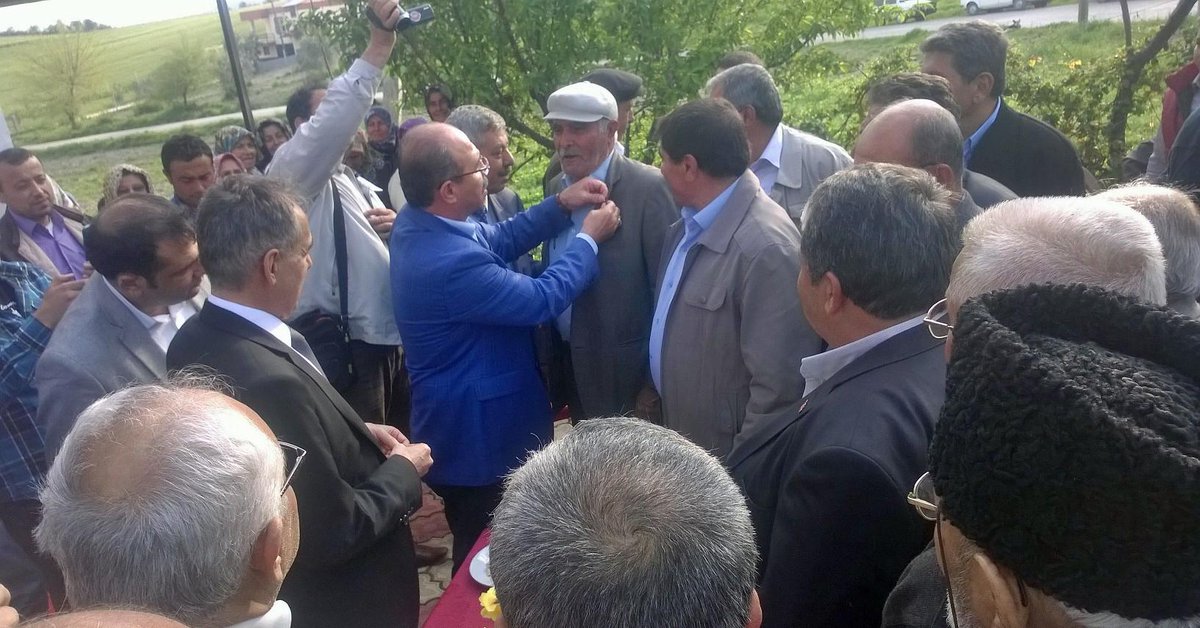 Yukarıçıyanlı Köyü ziyaretimizde #AKParti'ye yeni katılan kardeşlerimize rozetlerini takarak hoşgeldiniz dedik.