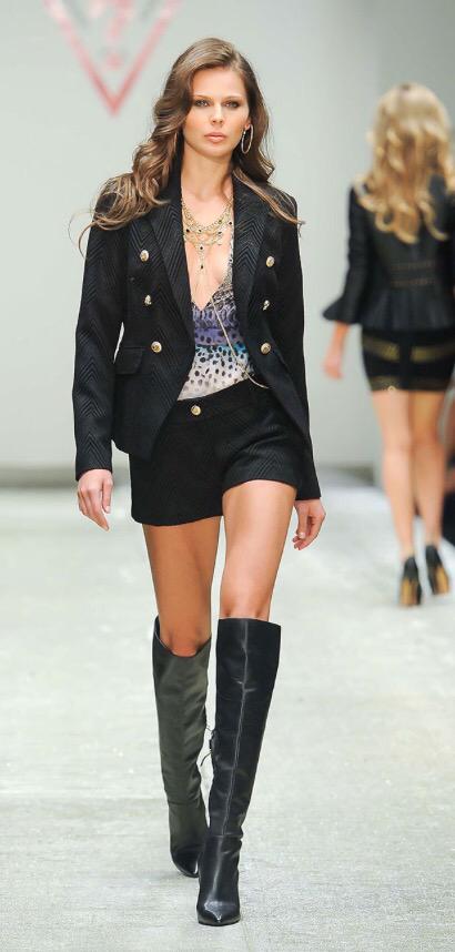 Nuestra queridísima Julie (<a href="/julyscatolao/">Juliane Scatolão</a>) luciéndose para Guess en el #MBFWMx <a href="/fashionweekmx/">MBFWMx</a>