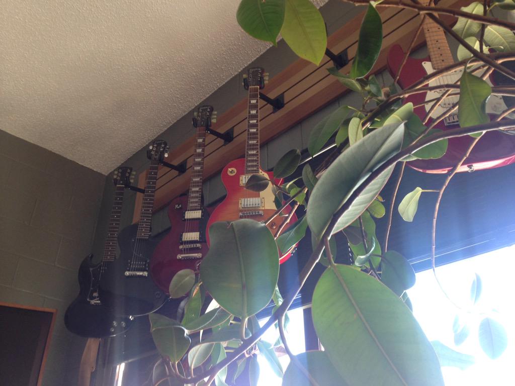 MNTNHOUSE253's tweet photo. Nice day back in the #soundwest #lounge || #tacoma #studiolife @gibsonguitar @Epiphone http://t.co/CffeejwOXX