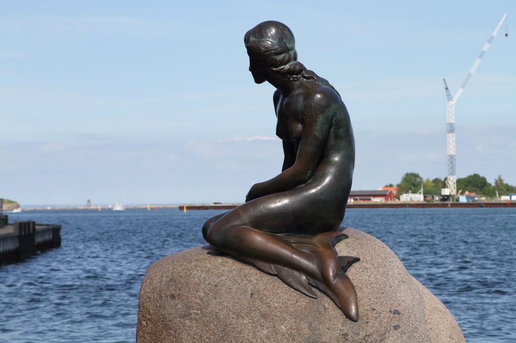 DisneyFilmFun's tweet photo. Beautiful homage to the Little Mermaid statue that sits in Copenhagen harbour. #LetsWatchMermaid http://t.co/oip9ugr85G
