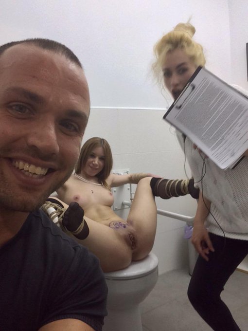Mira lo que me encontrado en el bańo un domingo rodando para @kinkdotcom con @Brenda nooo y @SteveHolmesPorn