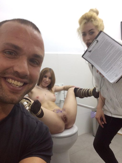 Mira lo que me encontrado en el bańo un domingo rodando para @kinkdotcom con @Brenda nooo y @SteveHolmesPorn