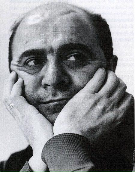 Mağlup mu desem mahçup mu? 
Ama ikisi de değil.. 
Ben garip sen güzel; 
Dünya umutlu.

/Ahmed Arif/