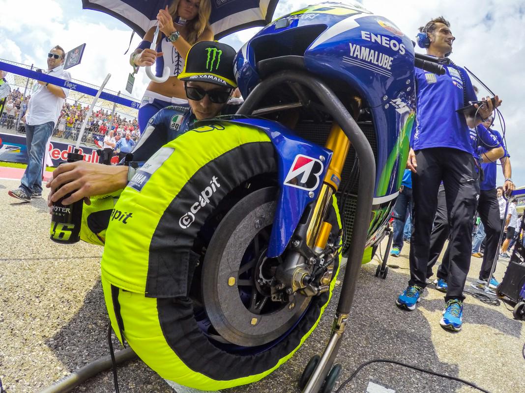 JesSanSan's tweet photo. 36 años, 9 títulos, 110 victorias y líder de #MotoGP buscando el sueño del 10º título. Sigue haciendo historia...! http://t.co/9M9KrYBScS