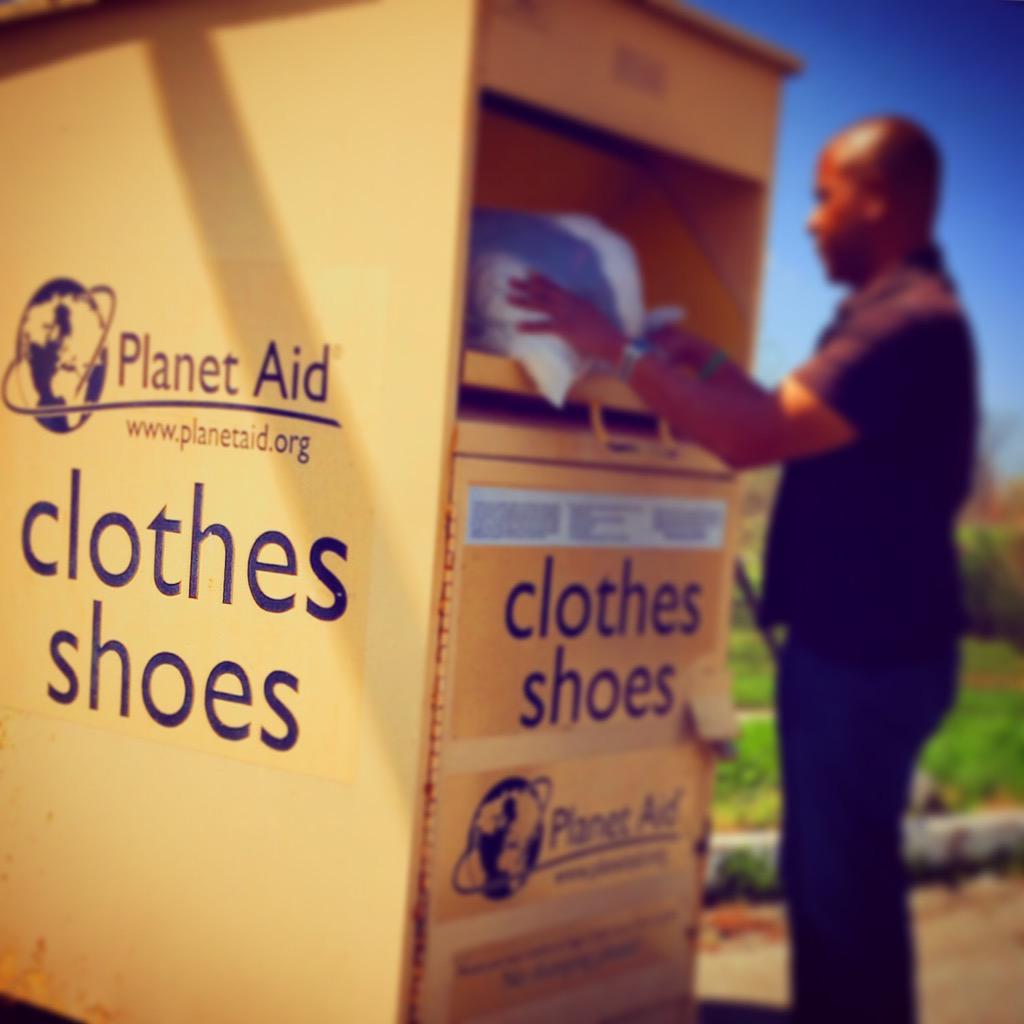 CuttySharps's tweet image. #PlanetAid: Drop off a bag of your unwanted clothes, shoes in a yellow bin &amp;amp; look for events in your area! @PlanetAid