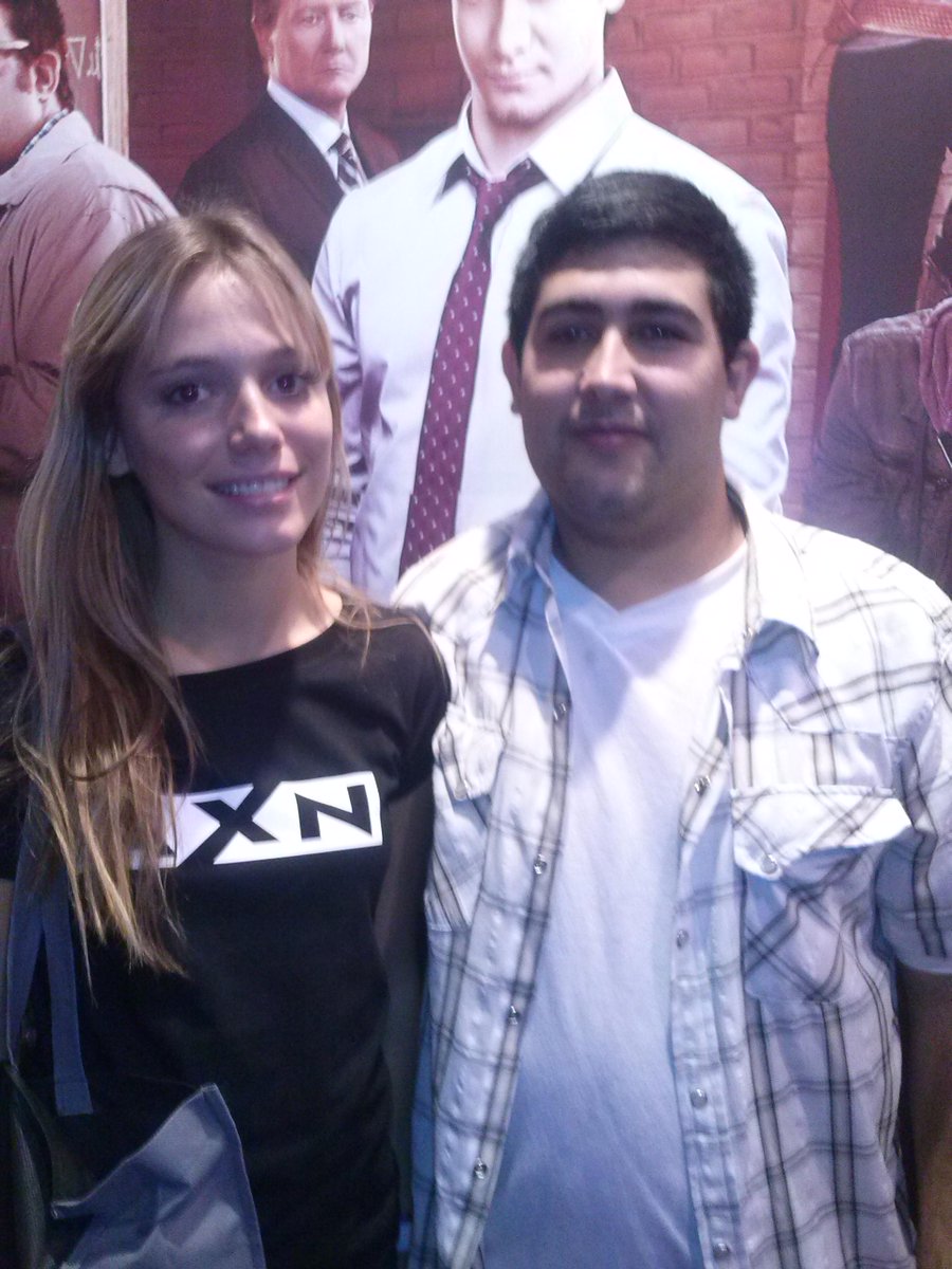 2002_always's tweet photo. Con la chica del stand de AXN #COMICCONAXN http://t.co/hFpws0MZgK