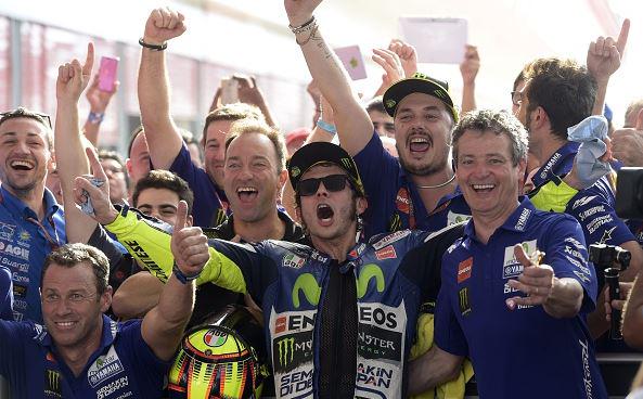 BBCSport's tweet photo. A dramatic #MotoGP win for Valentino Rossi in Argentina, as Marc Marquez crashes http://t.co/pOj0OFQ5Z2 http://t.co/F7nj1Hn9sn