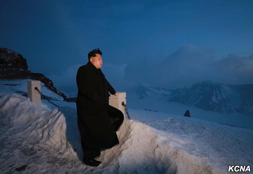 norcoreano's tweet photo. He ido a El Muro, a visitar a la Guardia del Uranio que nos protege de los salvajes del sur. #WinterIsComing http://t.co/AbqAQvNE8j