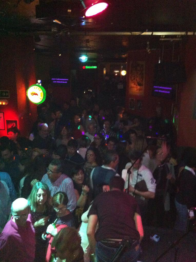 popandrollbar's tweet photo. Ahora en @popandrollbar @losmoleculas muy grandes! Petado hasta la bandera. Conciertazo. http://t.co/PSKwmEB7QN