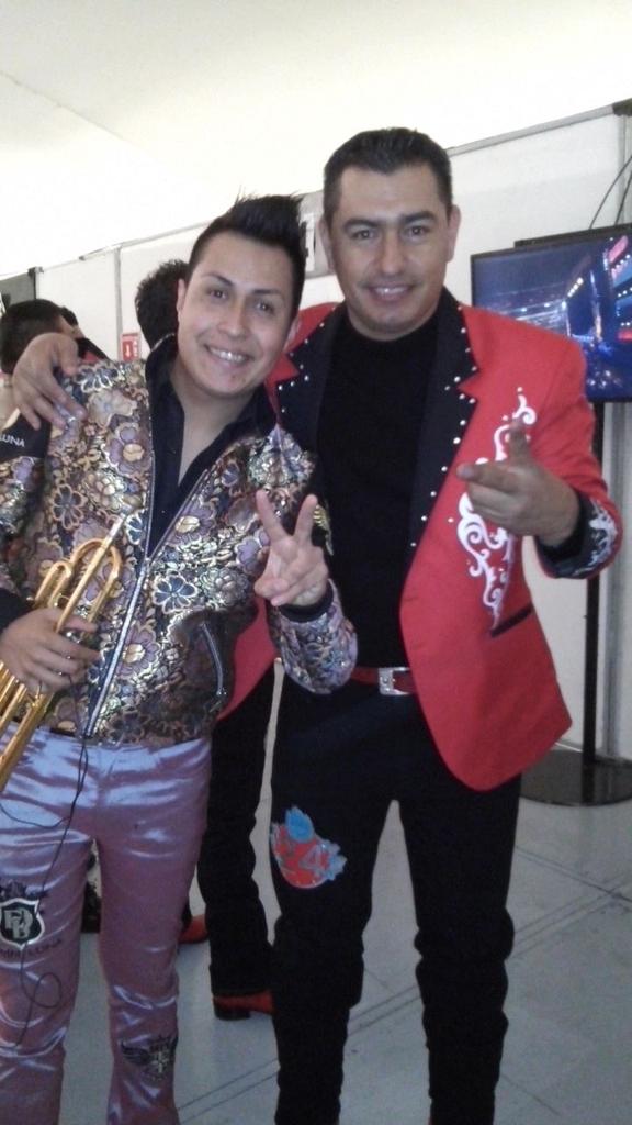jorgedemon's tweet photo. Con mi amigo mario, saludos mi compa http://t.co/WtKt4WJ2nu