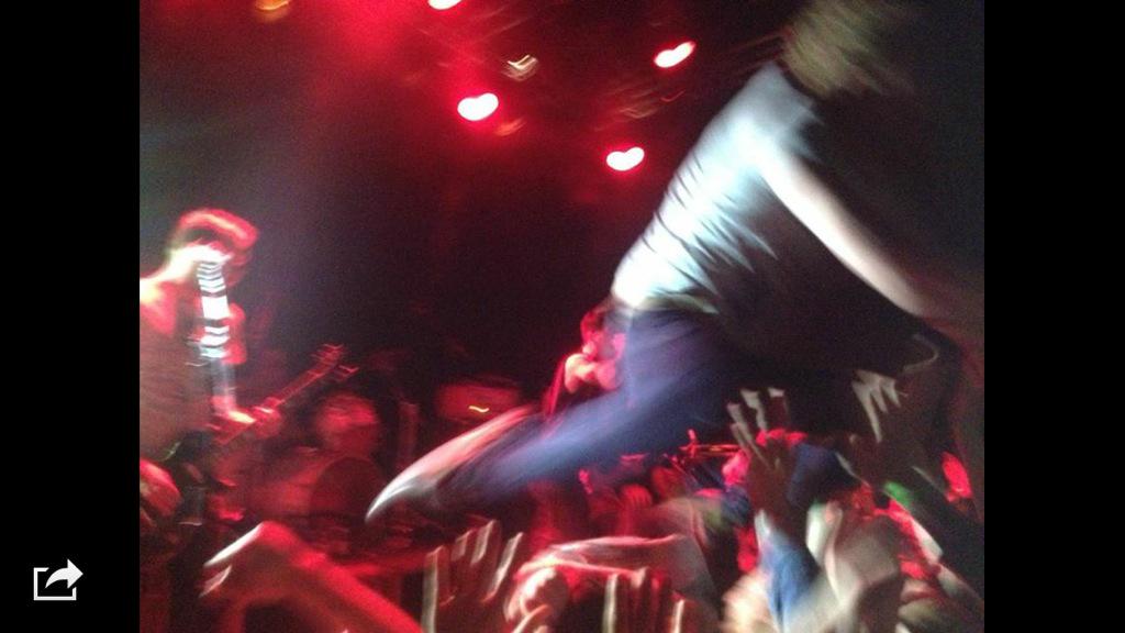 peterkwint's tweet photo. Geen schim van mezelf. #stagedive #crowdwalk #alleskapot #inclusiefdefotograafblijkbaar #tikkiebewogen http://t.co/eZxIMjZaSs