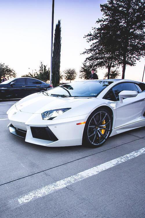 LuxuriousStyIe's tweet photo. Sleek White. http://t.co/Ns6HK9EIJ9