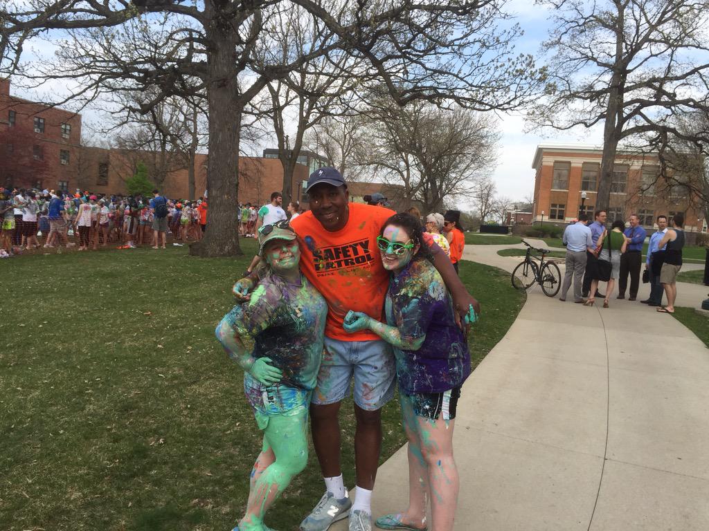 SentwaliBakari's tweet photo. @SentwaliBakari Great time at Street Painting. @drakeuniversity @kaylaaday @HanReb20 http://t.co/yE7KZbnrB3