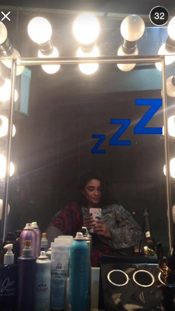 pll_love_a's tweet photo. Emily's wearing an army jacket.. Maby her dad passes away and she's wearing his jacket.. any ideas http://t.co/zITmiIZ0Hj