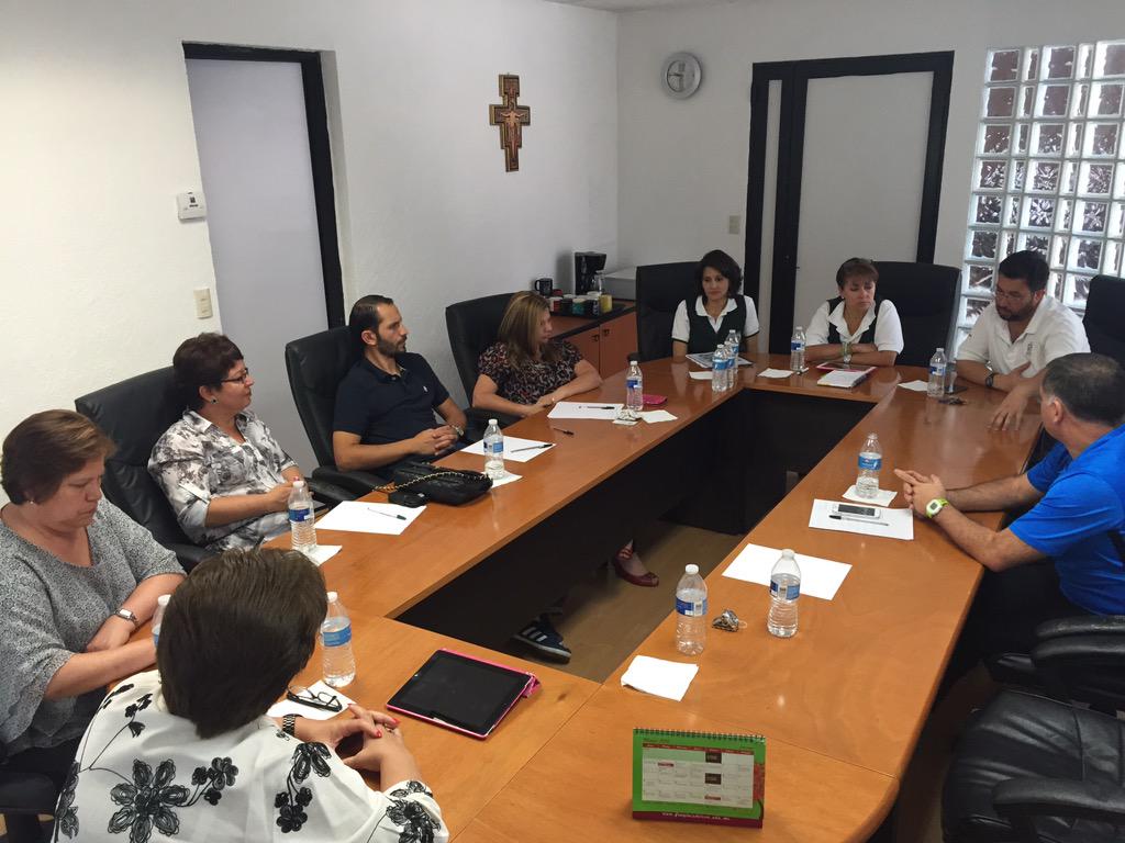 secundariafll's tweet photo. Compartiendo experiencias con Colegio hermano OAR de Costa Rica.Nos acompaña nuestra Coach de UNOi, Bety Llamas. http://t.co/AiH2qgBdVK